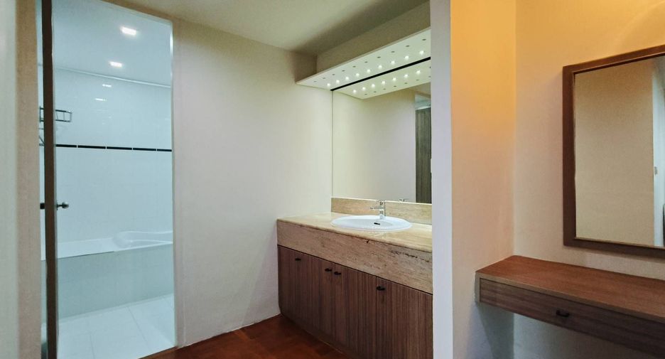 For rent 3 bedrooms condo in Watthana, Bangkok