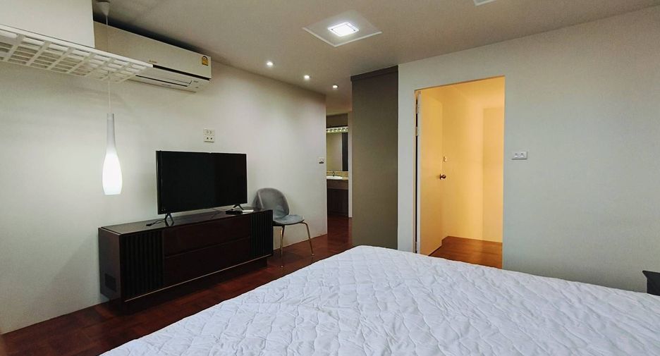 For rent 3 bedrooms condo in Watthana, Bangkok