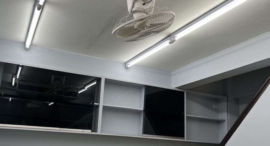 For rent 5 bedrooms retail Space in Samphanthawong, Bangkok