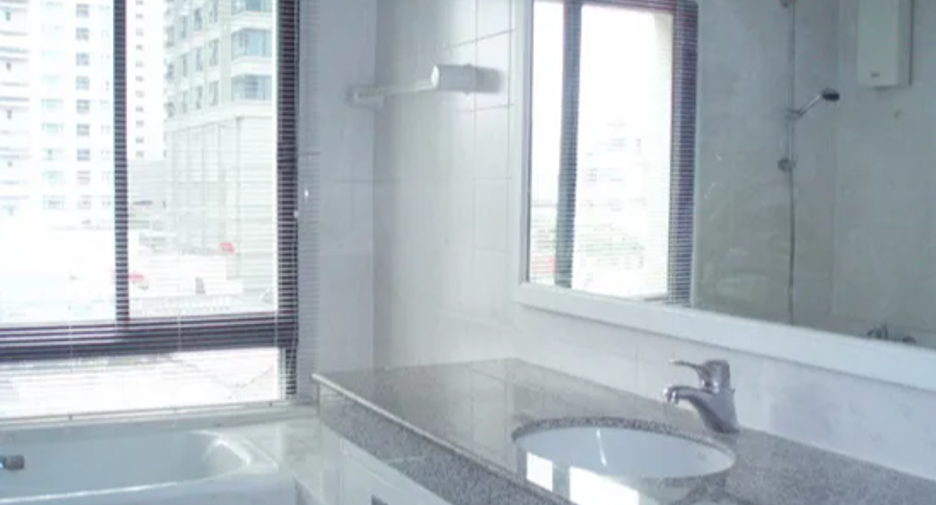 For rent 3 bedrooms condo in Pathum Wan, Bangkok