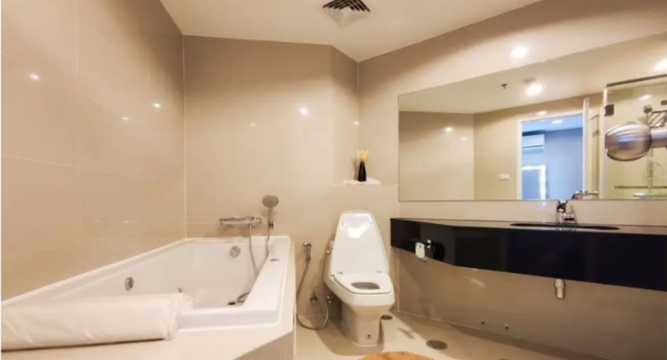 For rent 4 bedrooms condo in Huai Khwang, Bangkok