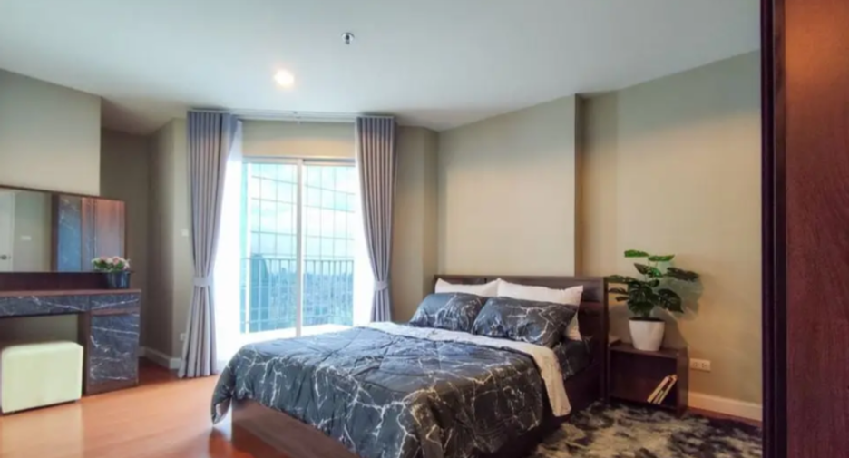 For rent 4 bedrooms condo in Huai Khwang, Bangkok