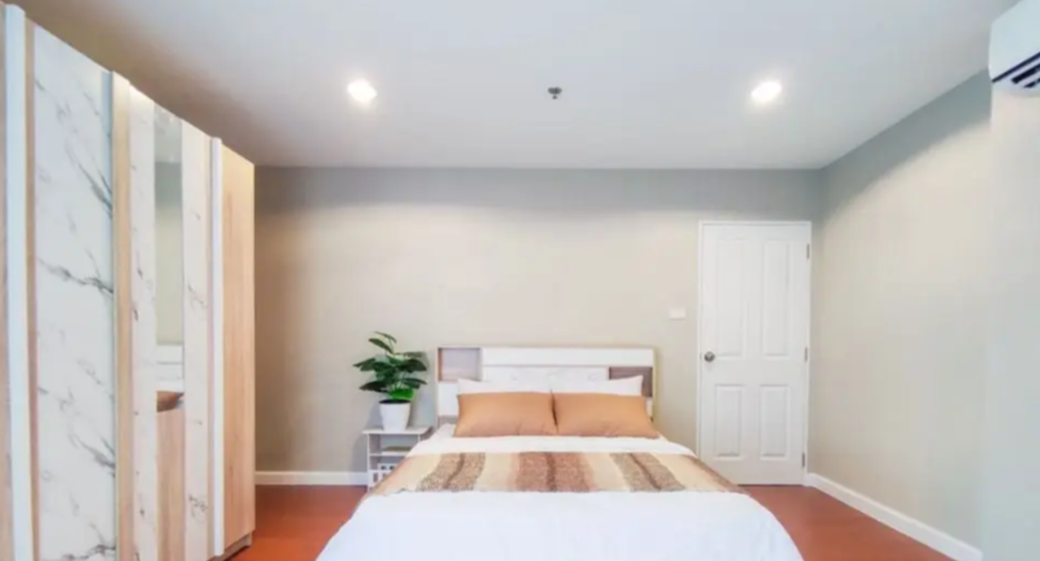 For rent 4 bedrooms condo in Huai Khwang, Bangkok