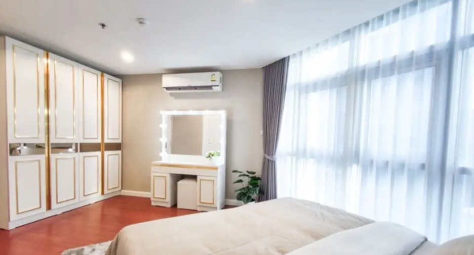 For rent 4 bedrooms condo in Huai Khwang, Bangkok