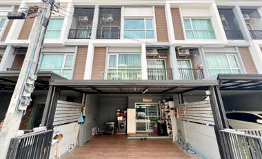 À vendre 4 chambres maison de ville à Bang Khun Thian, Bangkok