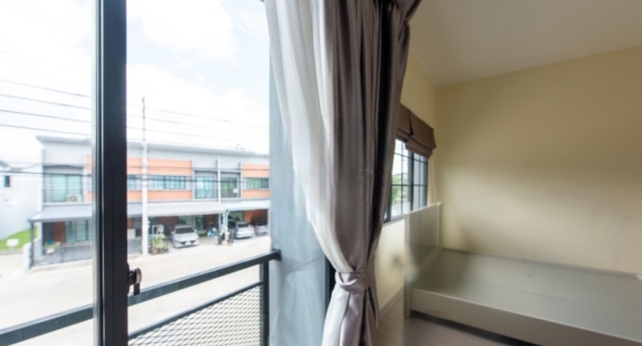 For sale 3 bedrooms townhouse in Phasi Charoen, Bangkok