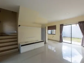 For sale 3 ベッドルーム townhouse in Phasi Charoen, Bangkok