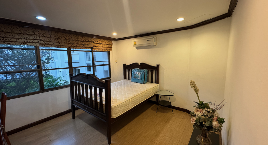 À louer 4 chambres maison à Yan Nawa, Bangkok