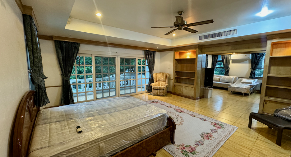 À louer 4 chambres maison à Yan Nawa, Bangkok