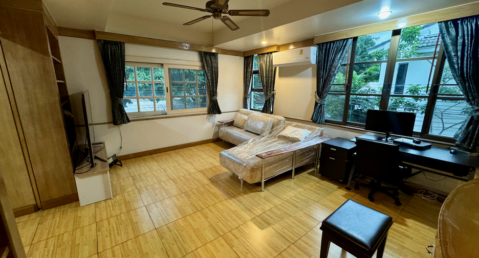 À louer 4 chambres maison à Yan Nawa, Bangkok
