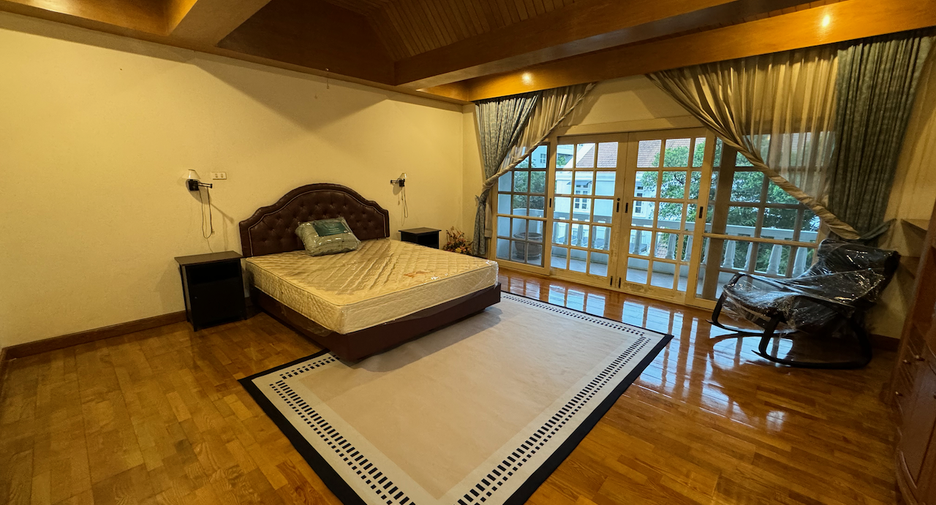 À louer 4 chambres maison à Yan Nawa, Bangkok