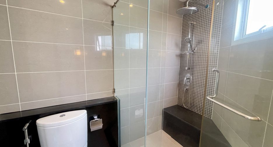 For rent 2 bedrooms condo in Huai Khwang, Bangkok