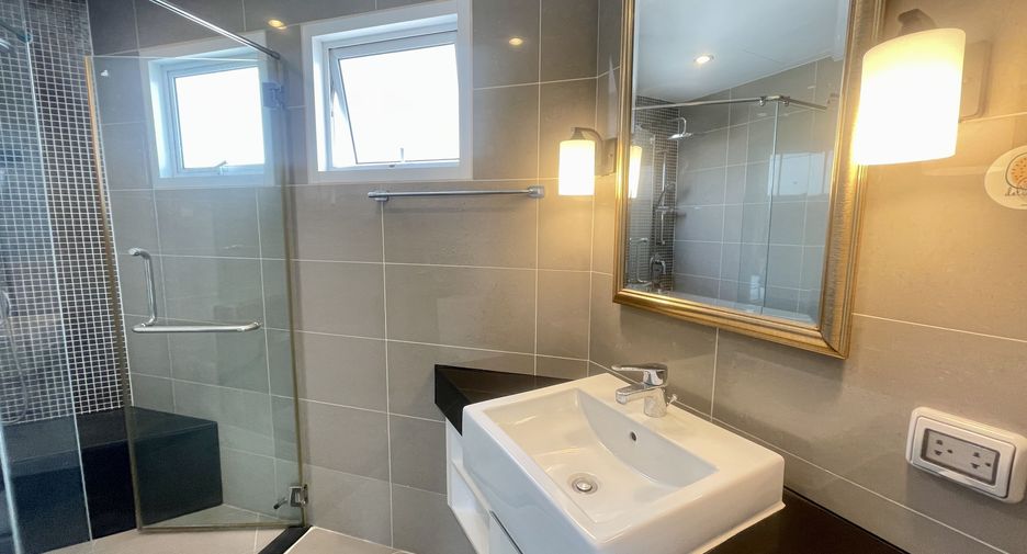 For rent 2 bedrooms condo in Huai Khwang, Bangkok