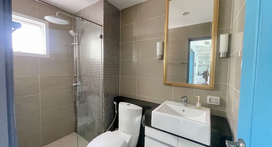 For rent 2 bedrooms condo in Huai Khwang, Bangkok