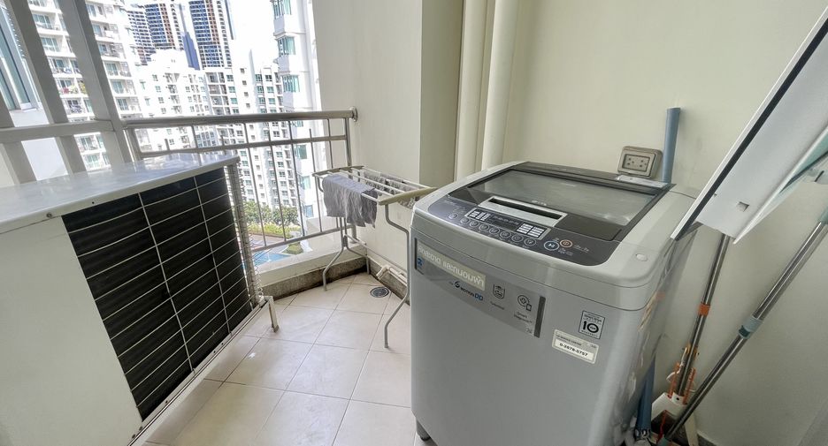 For rent 2 bedrooms condo in Huai Khwang, Bangkok