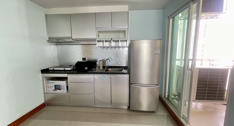 For rent 2 bedrooms condo in Huai Khwang, Bangkok