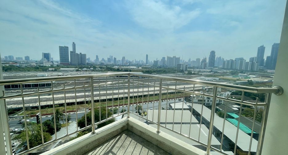 For rent 2 bedrooms condo in Huai Khwang, Bangkok