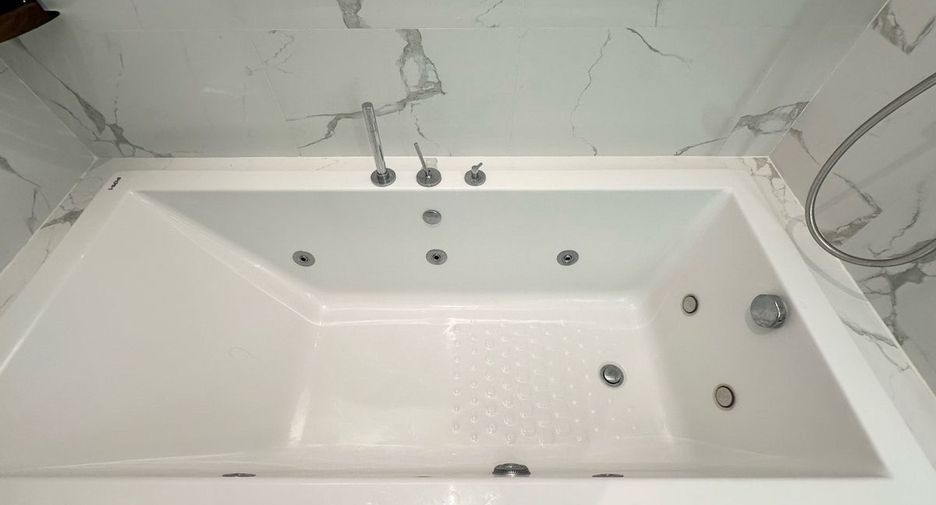 For rent 1 bed condo in Watthana, Bangkok
