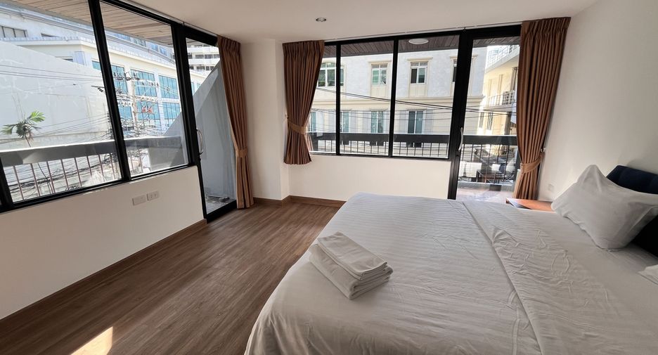 For rent 3 bedrooms apartment in Khlong Toei, Bangkok