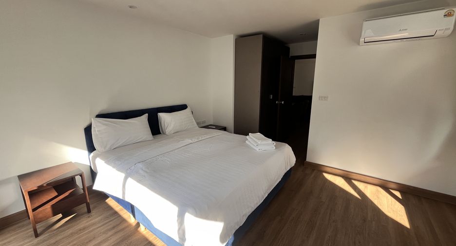 For rent 3 bedrooms apartment in Khlong Toei, Bangkok