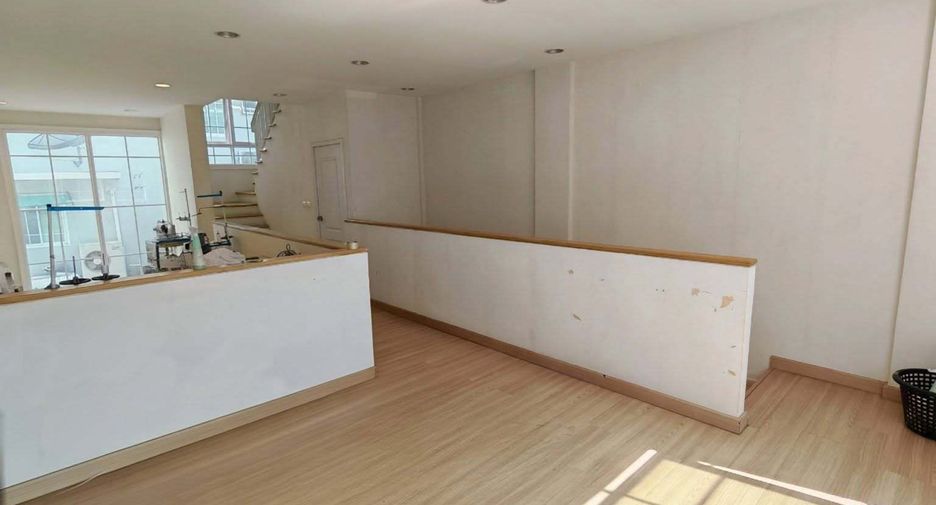 For rent 4 bedrooms townhouse in Bang Na, Bangkok