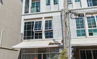 For rent 4 bedrooms townhouse in Bang Na, Bangkok