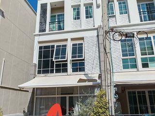 For rent 4 bedrooms townhouse in Bang Na, Bangkok