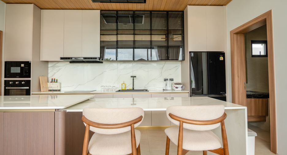 For rent 4 bedrooms villa in Mueang Phuket, Phuket