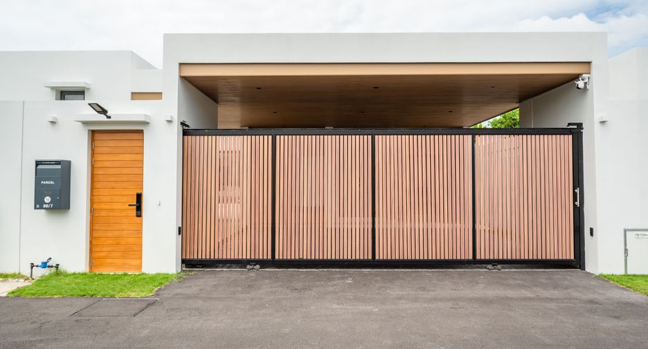 For rent 4 bedrooms villa in Mueang Phuket, Phuket