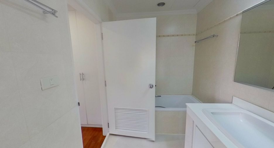 For rent 3 bedrooms condo in Sathon, Bangkok