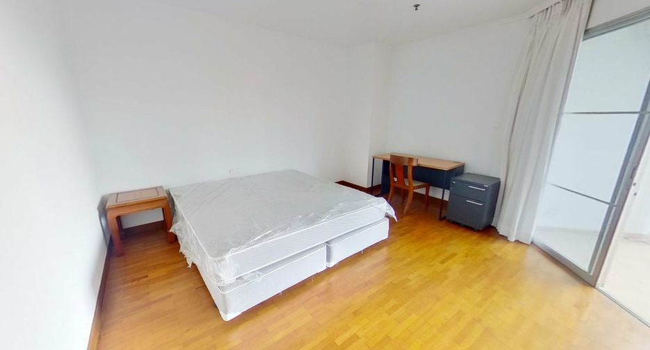 For rent 3 bedrooms condo in Sathon, Bangkok