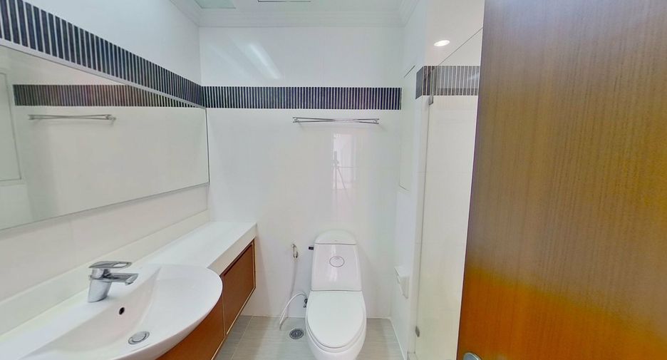 For rent 3 bedrooms condo in Sathon, Bangkok