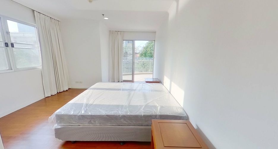 For rent 3 bedrooms condo in Sathon, Bangkok