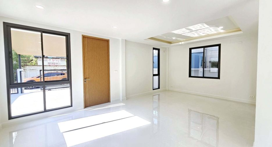 For sale 3 bedrooms house in Phra Khanong, Bangkok