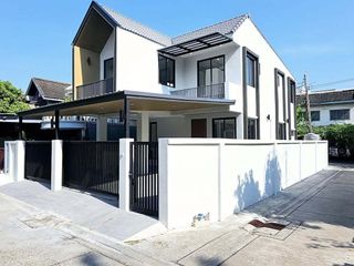 For sale 3 ベッドルーム house in Phra Khanong, Bangkok