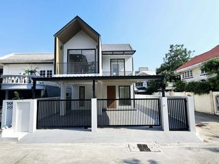 For sale 3 ベッドルーム house in Phra Khanong, Bangkok