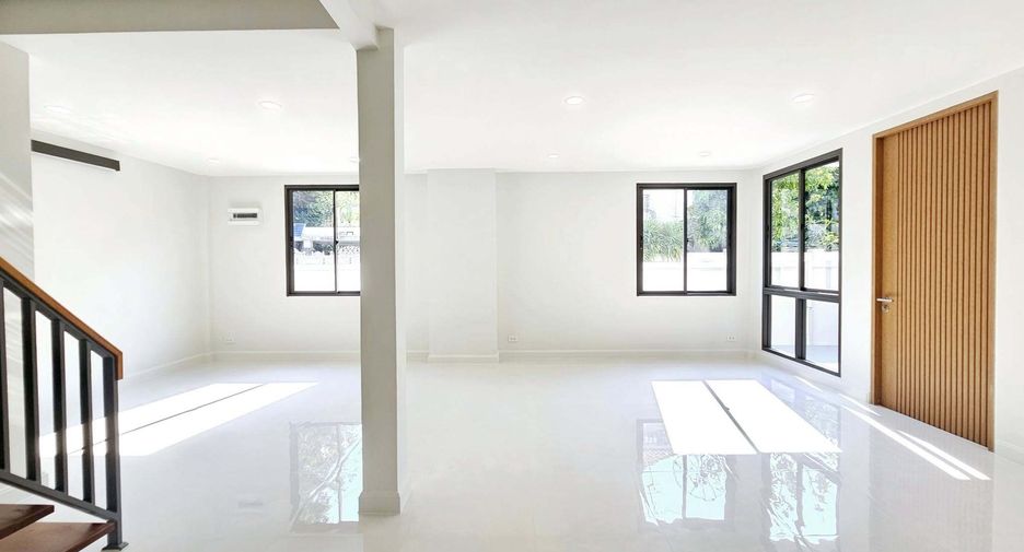 For sale 3 bedrooms house in Phra Khanong, Bangkok