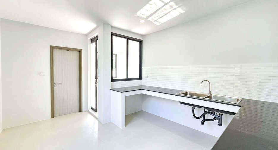 For sale 3 bedrooms house in Phra Khanong, Bangkok