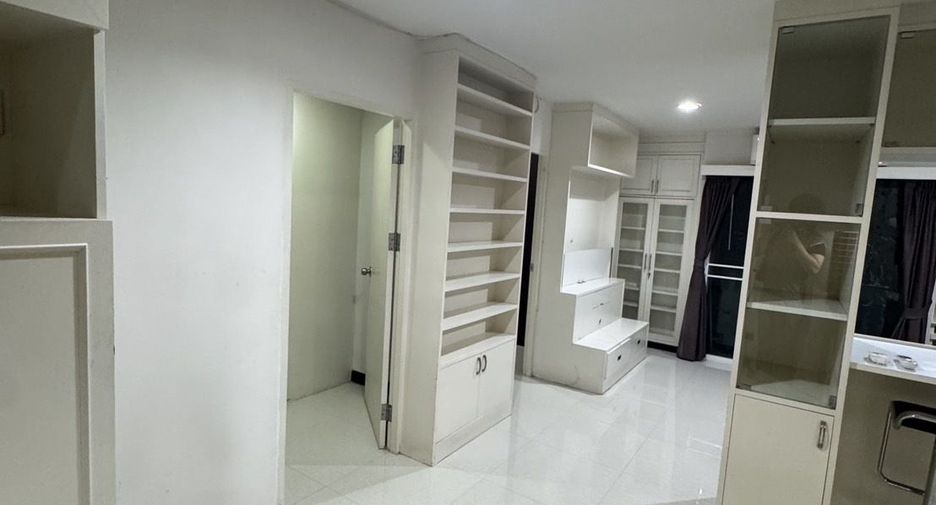 For rent 2 bedrooms condo in Wang Thonglang, Bangkok