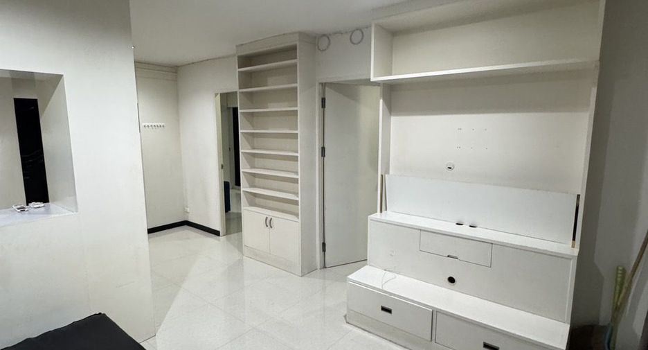 For rent 2 bedrooms condo in Wang Thonglang, Bangkok