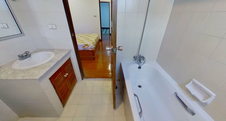 For sale 3 bedrooms condo in Watthana, Bangkok