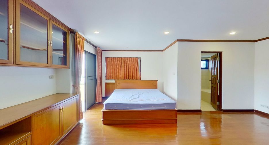 For sale 3 bedrooms condo in Watthana, Bangkok