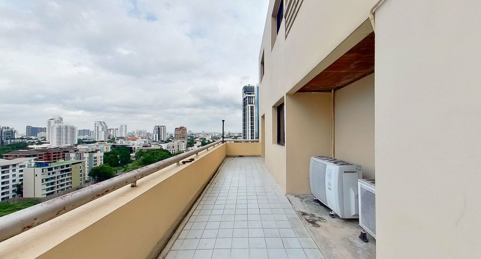 For sale 3 bedrooms condo in Watthana, Bangkok
