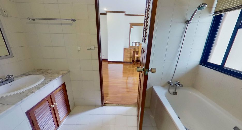 For sale 3 bedrooms condo in Watthana, Bangkok