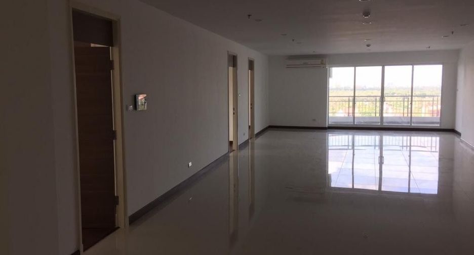 For sale 3 bedrooms condo in Yan Nawa, Bangkok