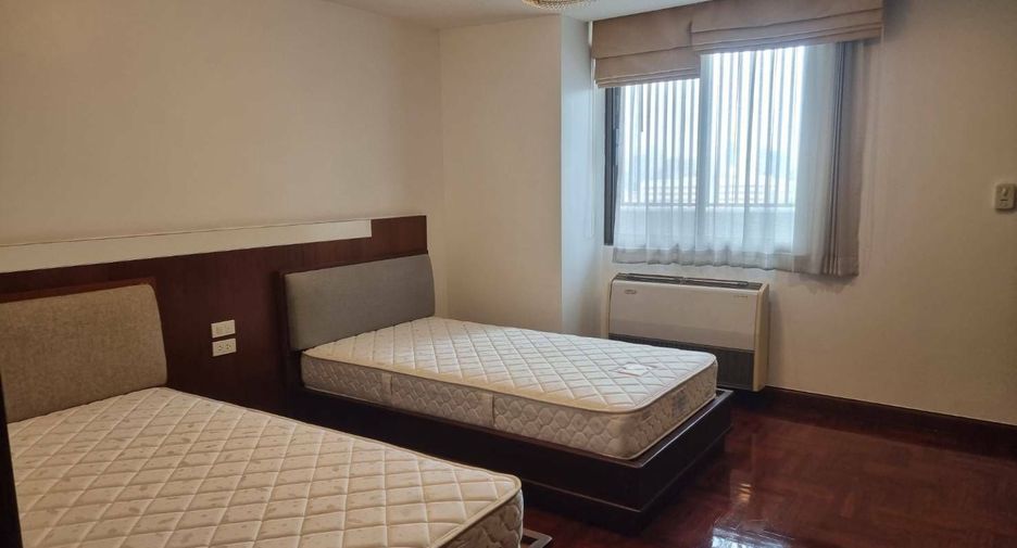 For rent 3 bedrooms condo in Khlong Toei, Bangkok