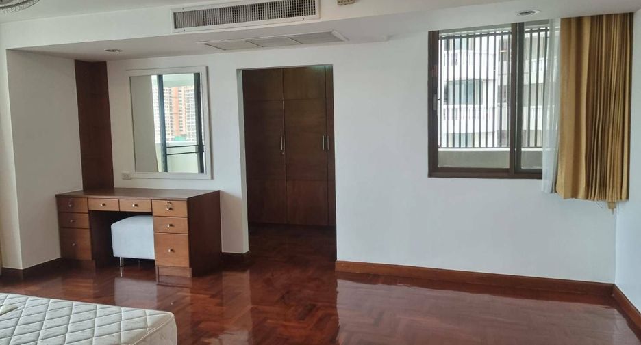 For rent 3 bedrooms condo in Khlong Toei, Bangkok