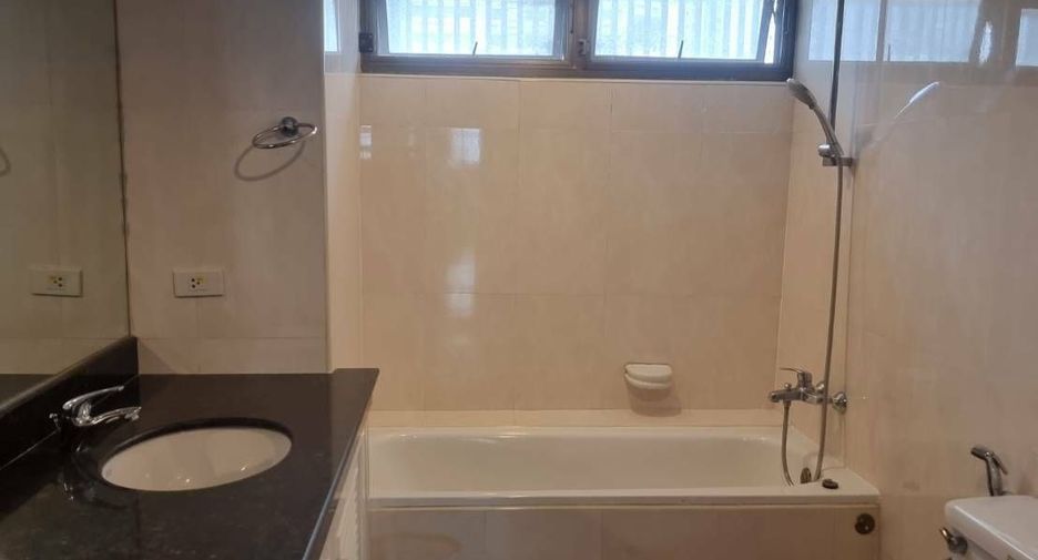 For rent 3 bedrooms condo in Khlong Toei, Bangkok