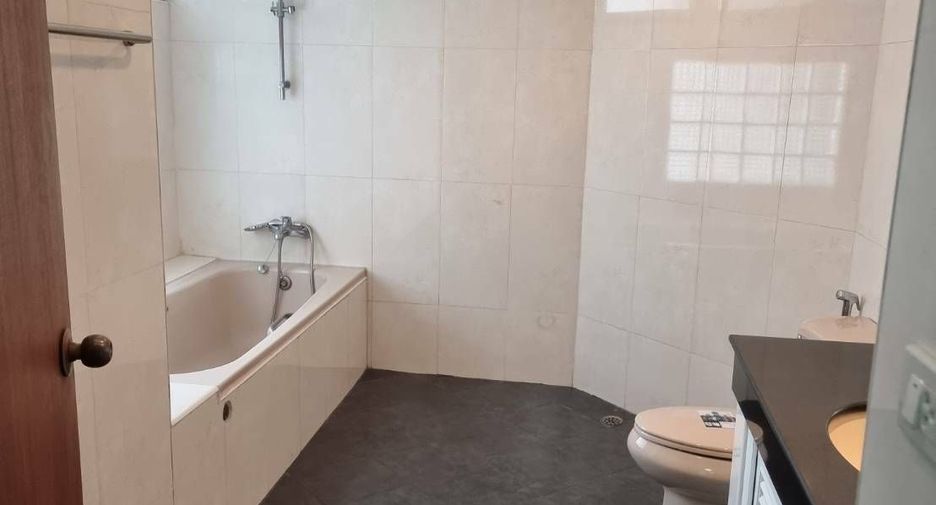 For rent 3 bedrooms condo in Khlong Toei, Bangkok