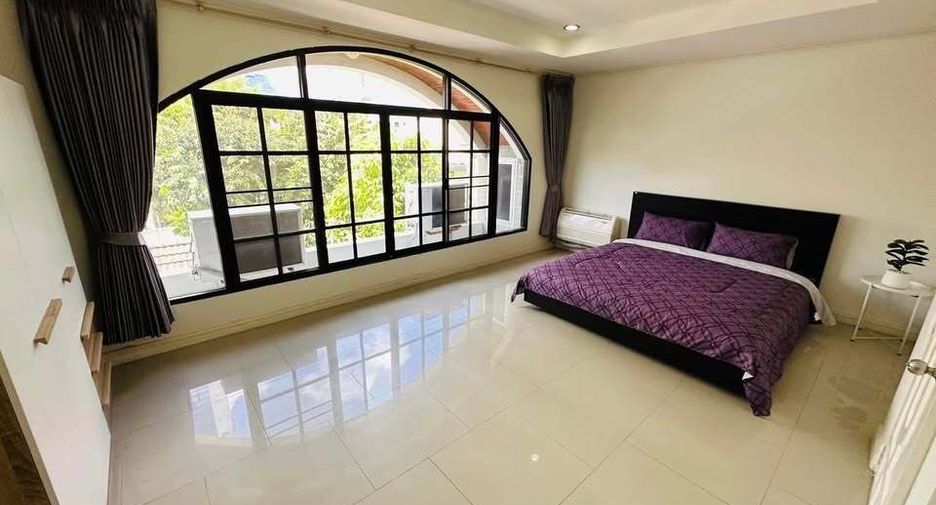 Casa adosada en alquiler de 4 habitaciones en Khlong Toei, Bangkok